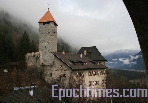 努埃豪斯城堡（Schloßneuhaus）座落在阿尔卑斯山脉的滑雪胜地旁（摄影：黄芩/大纪元）