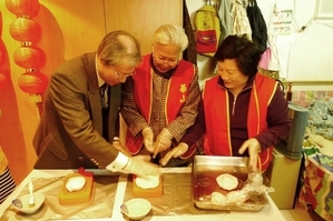 佛教會理事長教八旬奶奶紅龜糕DIY（圖／華山基金會）
